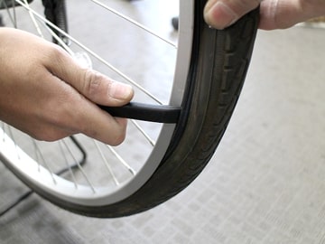 自転車のパンク修理方法と材料！タイヤのパンクは自分で修理可能 