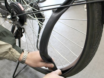 自転車のパンク修理方法と材料！タイヤのパンクは自分で修理可能 