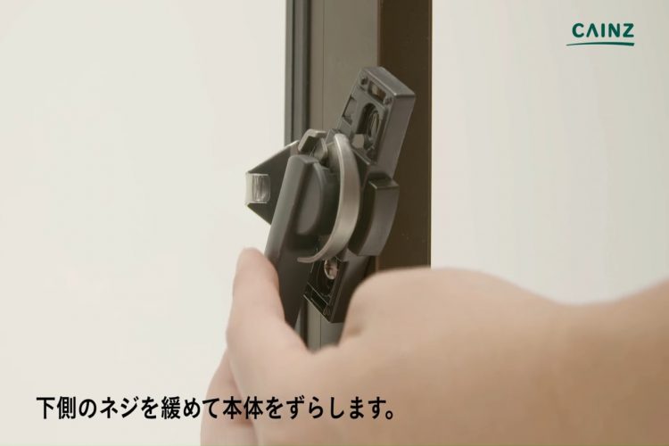 クレセント錠の交換 ネジを緩める