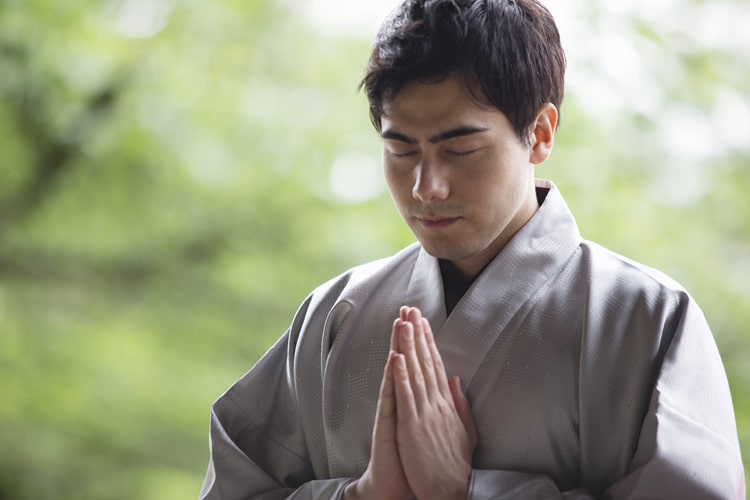 神棚・神具の正しい祀り方。神棚の方角・飾り方・並べ方を解説