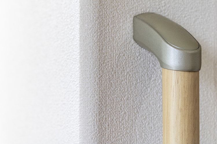 DIYで手すりを取り付ける方法を解説！ 介護用に階段・廊下・トイレなどに設置しよう