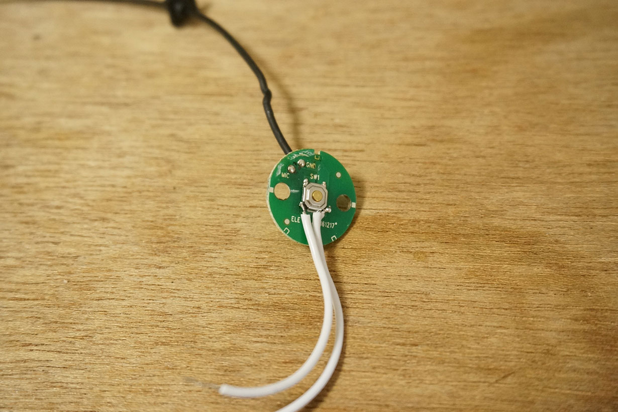 分解して基板だけにし、スイッチの代わりに電子制御できるように線を伸ばします