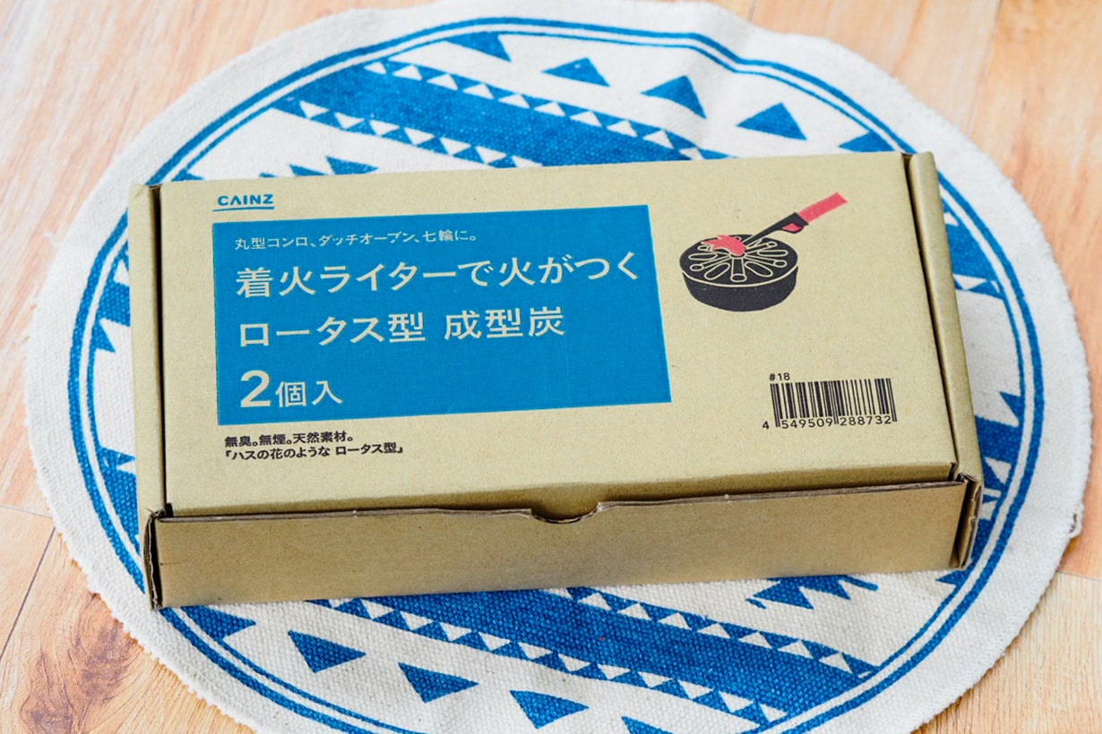 着火ライターで火がつくロータス型成型炭