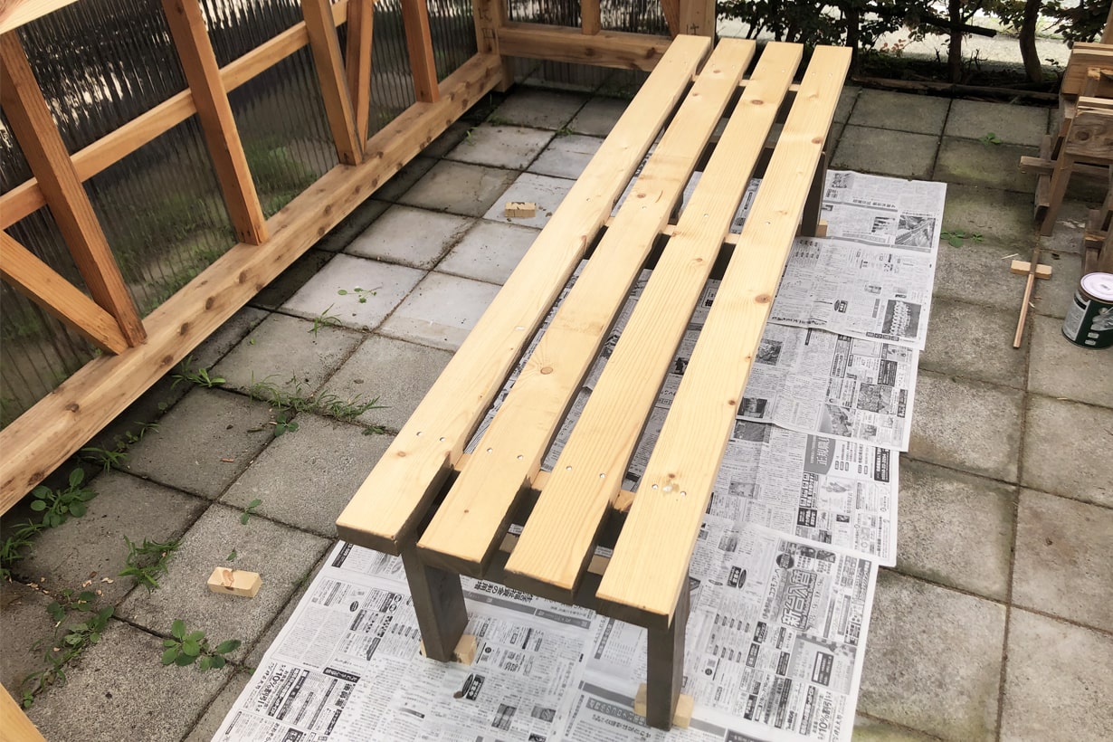 プロが木材塗装のコツを実践解説！木製ベンチは水性塗料一択