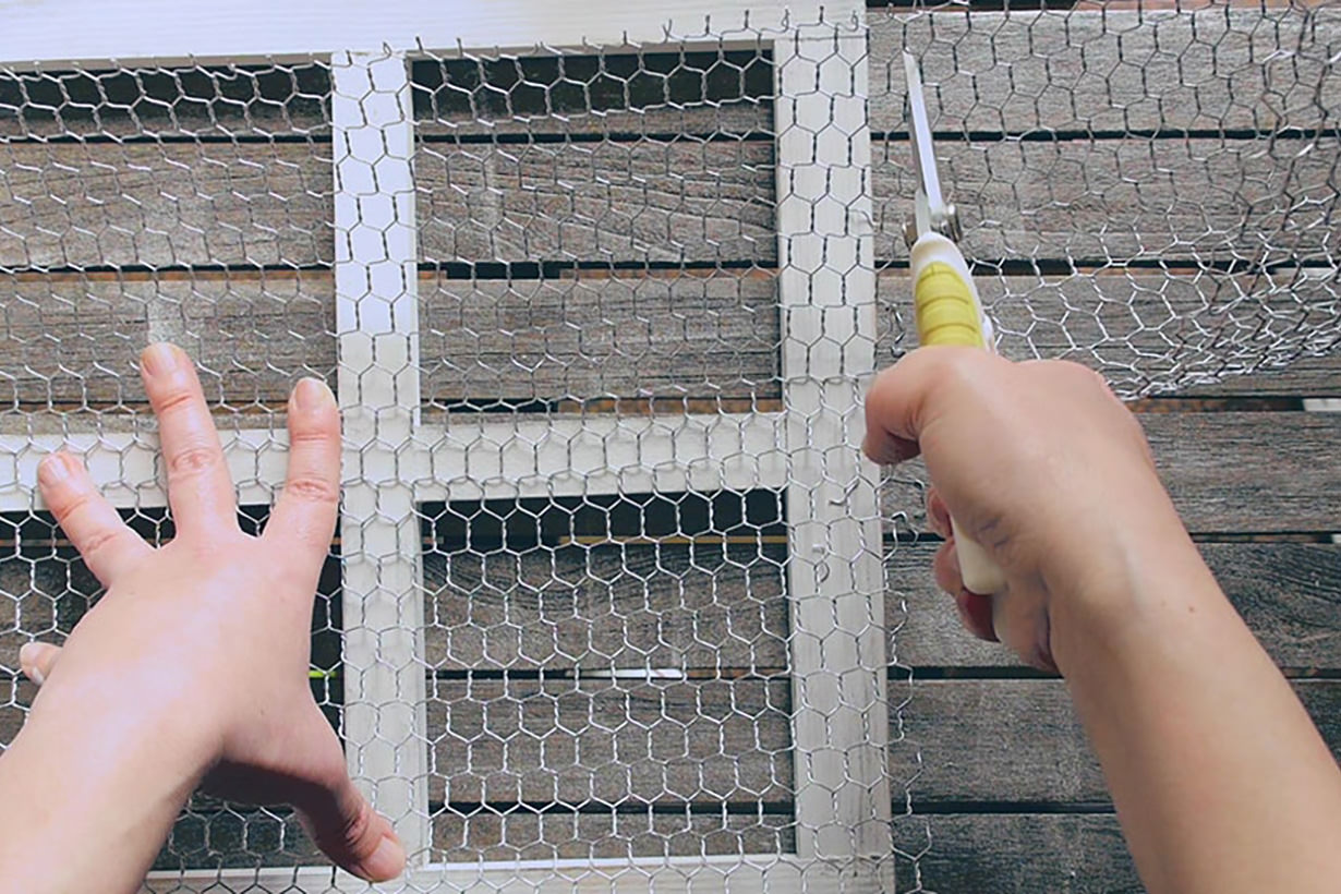 チキンネットでアンティークな窓枠シェルフDIY 【カインズDIY