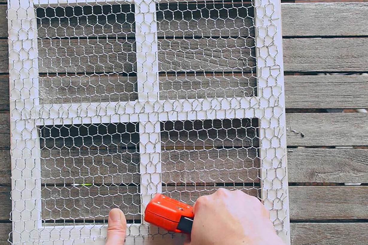 チキンネットでアンティークな窓枠シェルフDIY 【カインズDIY