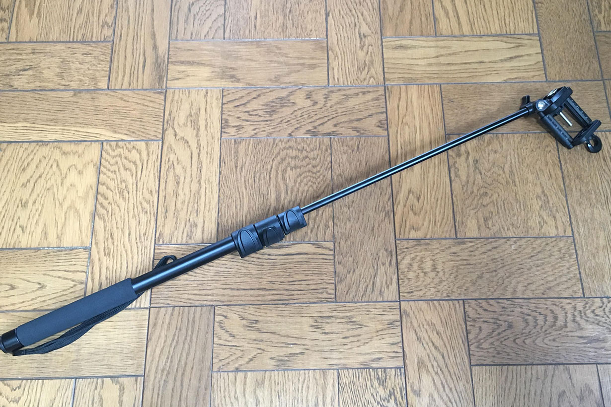 1段階伸ばしたところでもうすでにいわゆる自撮り棒的な長さまで伸びた
