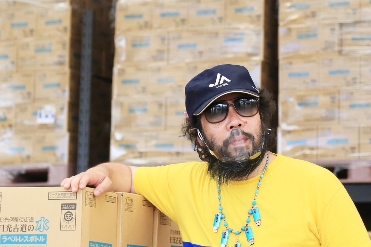 「ホームセンターだから」となぜかJA（農業協同組合）の帽子をかぶってきた高山社長