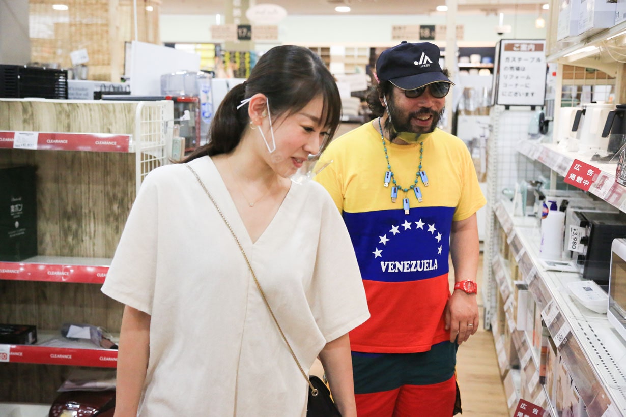 人生で初めて調理家電が並ぶ様子を目にし、思わず笑みがこぼれる高山社長