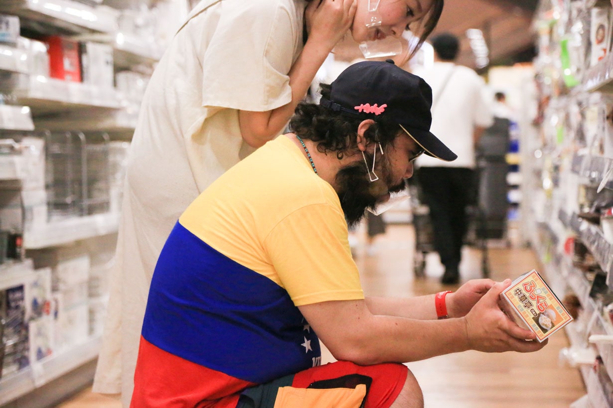 蒸し器を手に取る高山社長