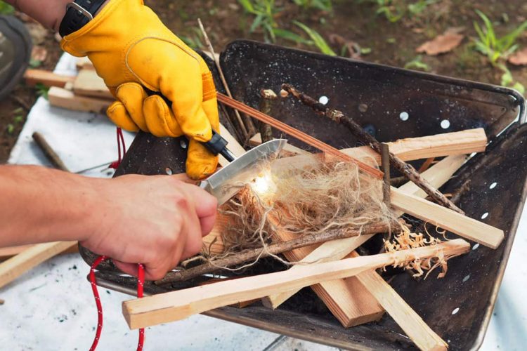 焚き火のスゴ技 ライターもマッチも使わずナイフで火を起こせ バカ薪 を出すな となりのカインズさん