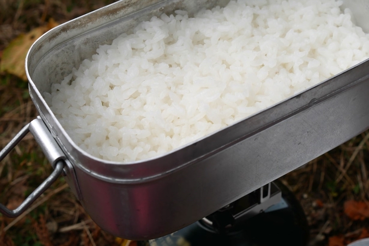キャンプ調理の味方「メスティン」 固形燃料でおいしく炊飯するコツ
