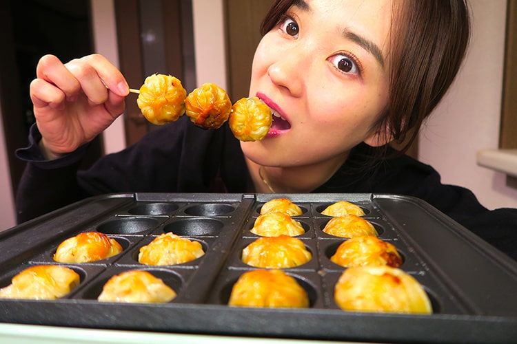 餃子マニアの双子・大木亜希子&奈津子が、たった5分で「激ウマおふくろの味」を再現する