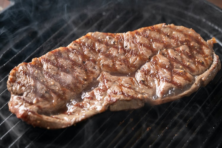 【極上キャンプ飯】炭火でステーキ肉をおいしく焼くコツ