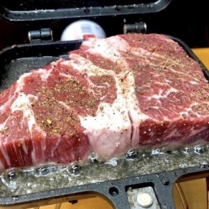 ホットサンドメーカーに肉をぶち込むだけ。“絶望的に頭の悪い”家飲みレシピを教えよう