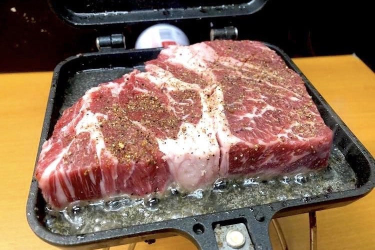 ホットサンドメーカーに肉をぶち込むだけ。“絶望的に頭の悪い”家飲みレシピを教えよう