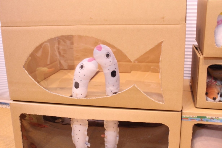 ぬいぐるみの整理術】子どもが片付けたくなる「段ボール水族館」の