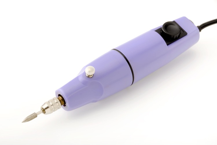 DIYで役立つ電動工具「マルチルーター」の使い方とは?基礎知識とガラス瓶に彫刻を施す手順について解説【カインズHOWTO】