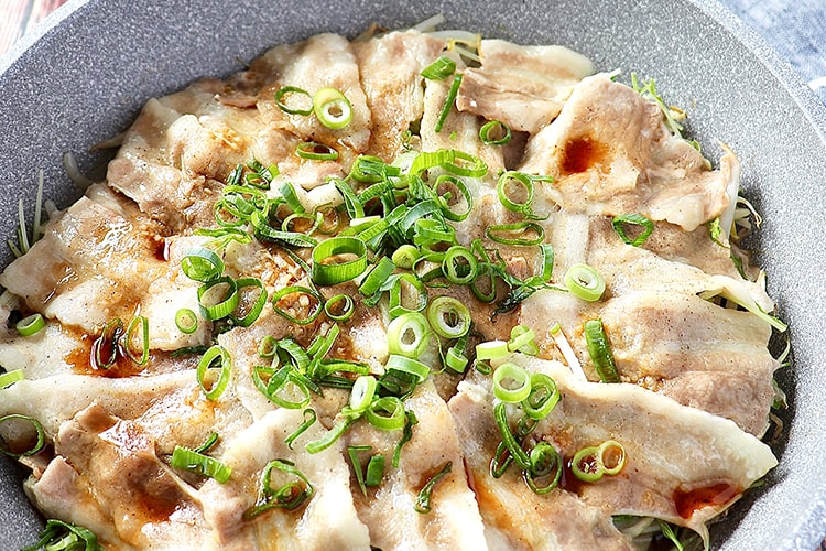 料理研究家あみんのフライパン飯レシピ「豚バラもやしの酒蒸しぽん酢」