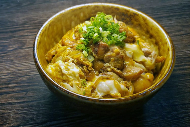 料理研究家・リュウジの簡単やばうまレシピ「みそ親子丼」