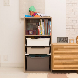 カラーボックスの収納力を最大化するアイディア集。子どものオモチャもスッキリ整理！