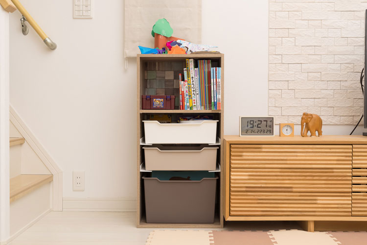 カラーボックスの収納力を最大化するアイディア集。子どものオモチャもスッキリ整理!