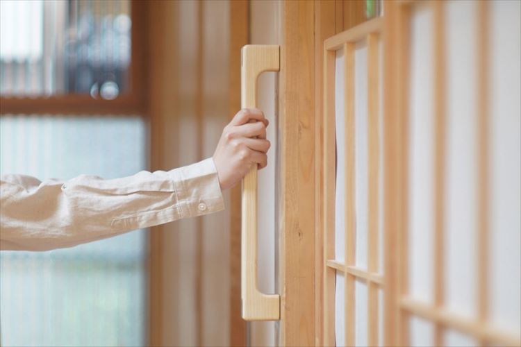 ドライバー1本で設置できる手すり「nimone」。 “かっこ悪い”からの脱却で大ヒット