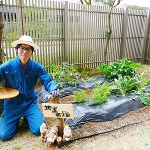 庭もない、お金もない、世話もしたくないから、知り合いの家に俺の家庭菜園を作った 庭もない、お金もない、世話もしたくないから、知り合いの家に俺の家庭菜園を作った