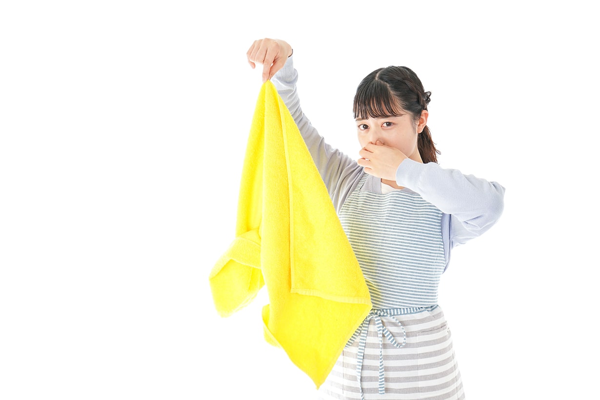 洗濯物が臭い！ プロ用クリーナーで洗濯槽を掃除したら黒カビ大量出現 