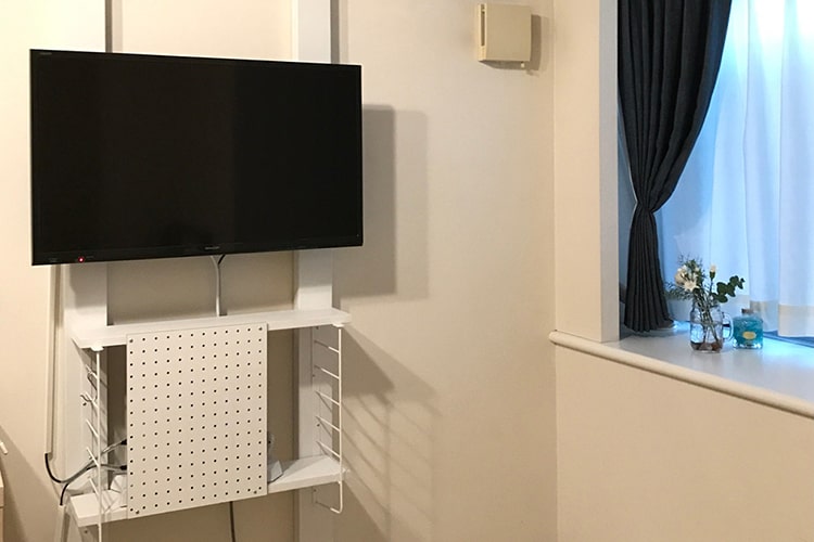 整理収納のプロが家庭で実践。テレビを壁に取り付けられる“つっぱり収納”DIY