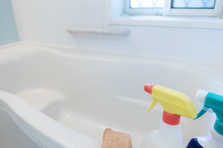 浴槽の正しい掃除方法とは 汚れの原因と正しい手順 キレイを保つポイントを解説 となりのカインズさん