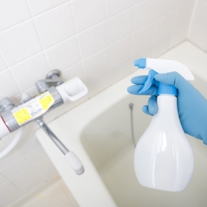 お風呂のカビ取り方法とは？ カビ取り剤の選び方や、正しい掃除の手順と予防のコツなどを解説