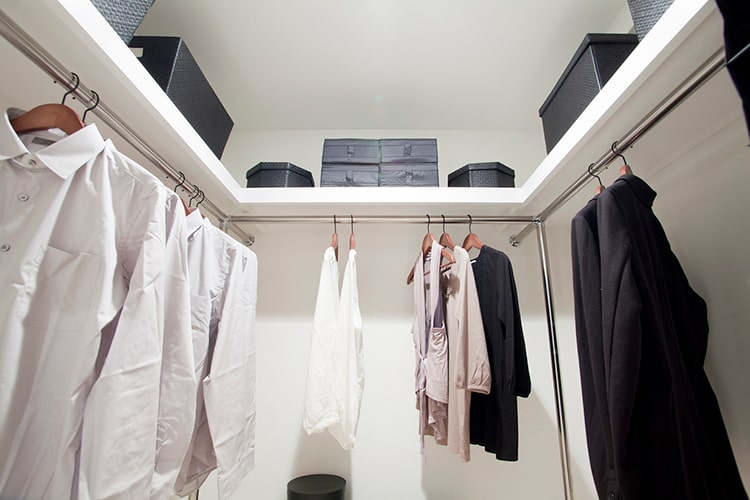 ウォークインクローゼット収納でスッキリ整頓!プロの技を伝授