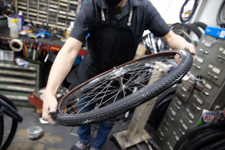 自転車修理のコツを、創業約100年の街の自転車屋さんに聞いてみた