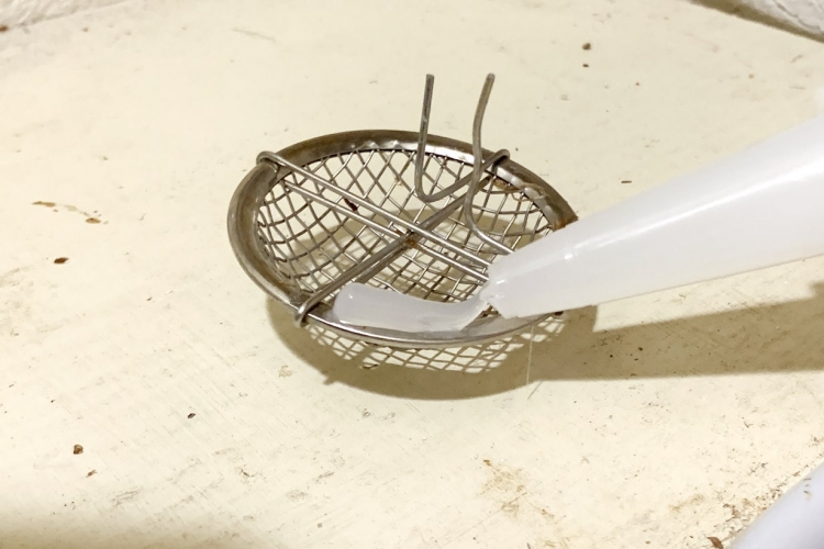 シリコンシーリング材をネットの外周につける