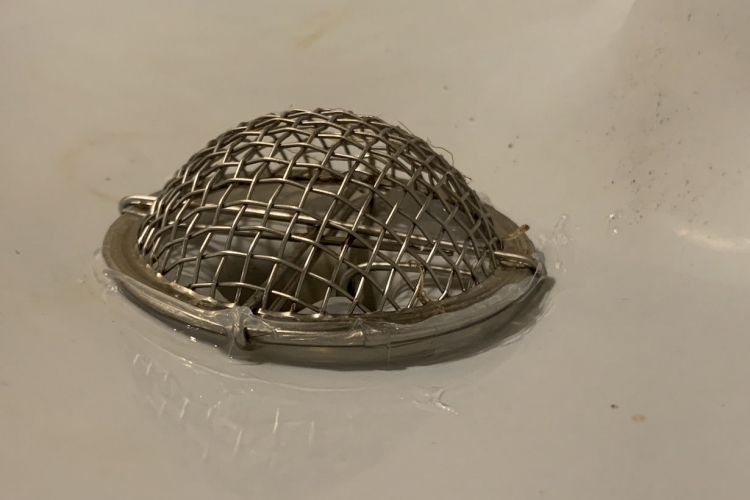 シリコンシーリング材を塗って設置