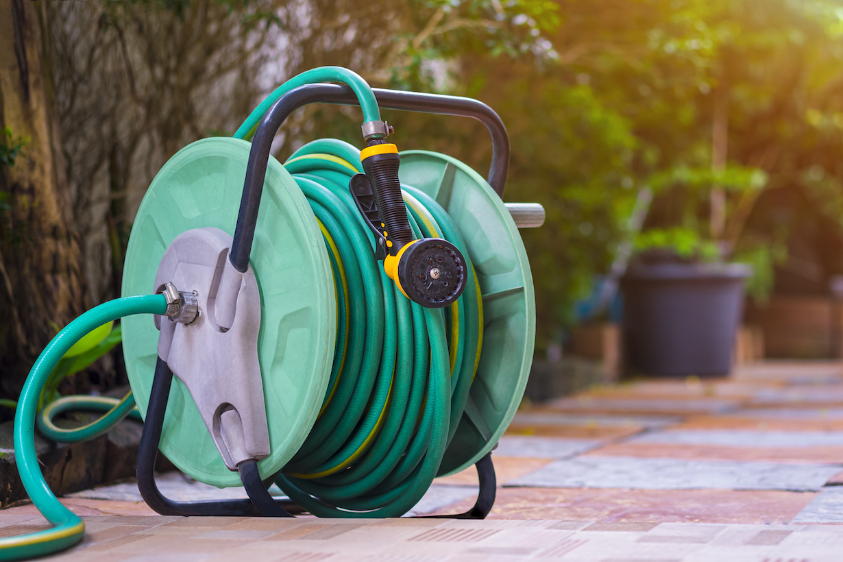 ホースのおすすめ選 庭や洗車に使えるホースリールからノズルまで となりのカインズさん