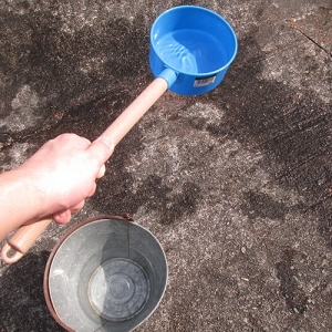 夏の暑さ対策に「打ち水」が効果的な理由。涼しくなる原理と効果的にまくためのポイント