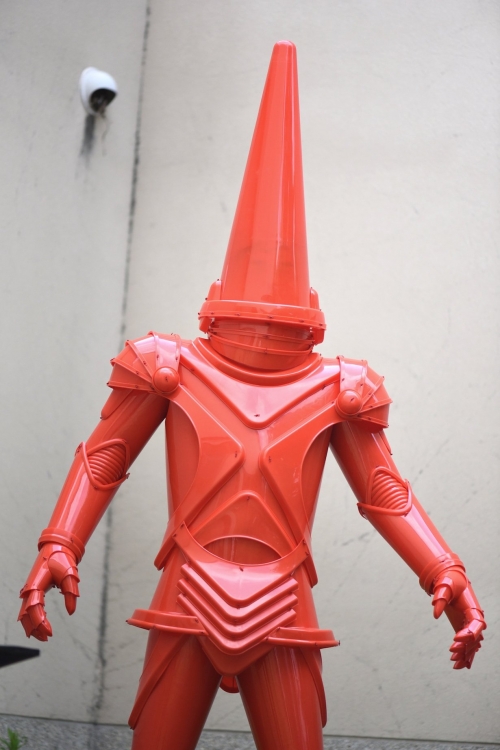 三角コーンの特撮ヒーロー誕生 造形師 安居智博に着ぐるみスーツ制作の裏話を聞いてみた となりのカインズさん