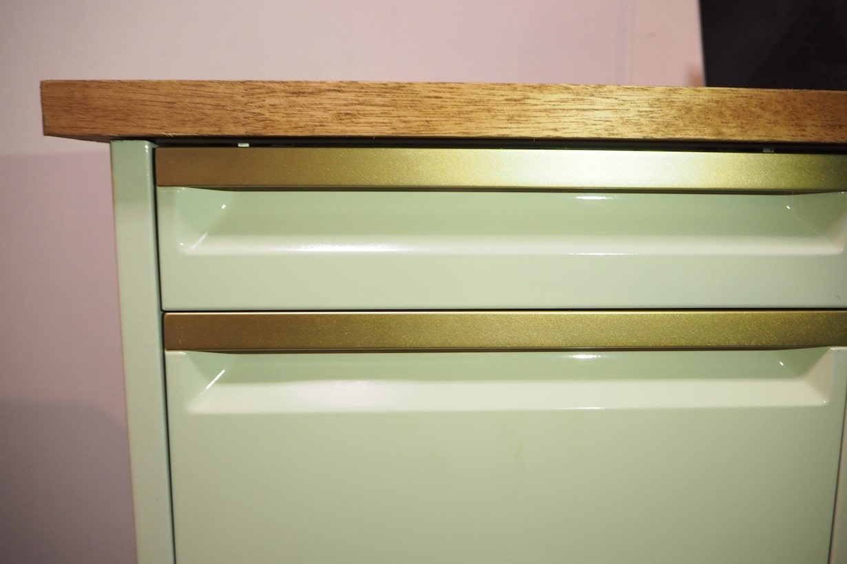 スチール製事務机のリメイクに挑戦。簡単DIYでリモートワークが快適に