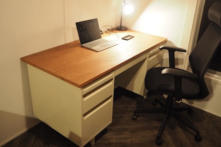 スチール製事務机のリメイクに挑戦。簡単DIYでリモートワークが快適になるワークデスクの完成！