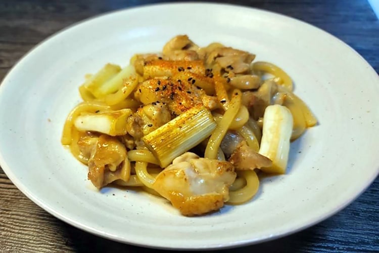 料理研究家・リュウジの簡単やばうまレシピ「ねぎま焼きうどん」