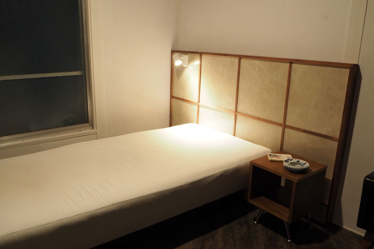ベッドのヘッドボードをDIY。読書灯も付けて寝室を快適空間に