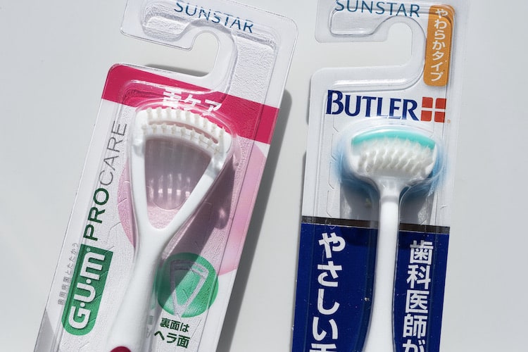 口臭の原因は舌にアリ！舌ブラシの正しい使い方と選び方