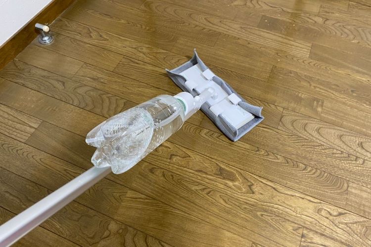 アイデア勝ち!カインズの「フローリングスプレーワイパー」がズボラにハマる