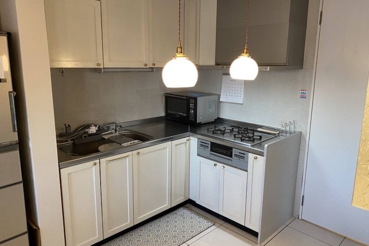 キッチン扉を簡単リメイク！ モールディングを使ったDIYで欧風テイストに大変身！