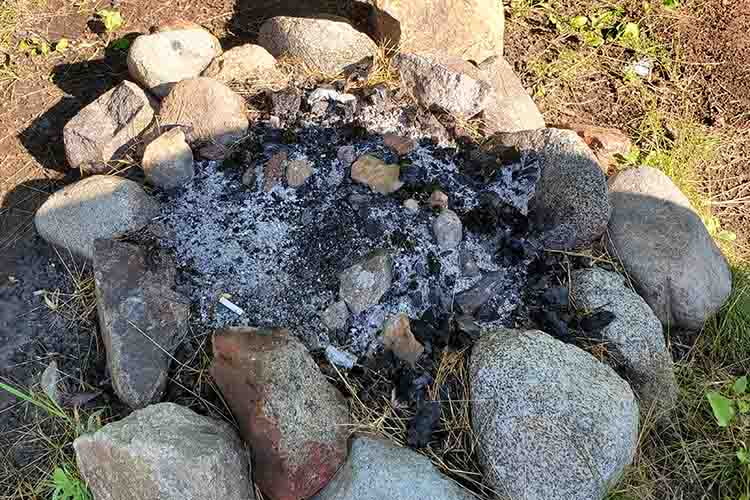 「焚き逃げ」やめて！野営キャンプの正しい後片付け方法