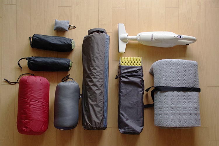 寝袋がすぐ使えて撤収しやすい！ キャンプ道具の収納術＆グッズリスト【寝具編】