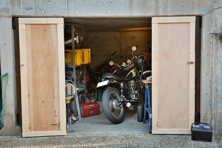DIYでバイクガレージを作る！予算3万円で駐車スペースに門を作ってみた
