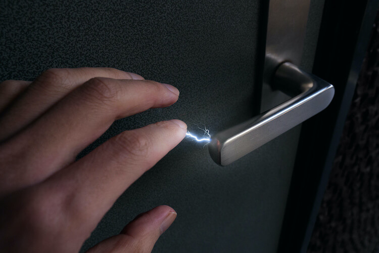 【静電気を防ぐ方法】静電気発生の仕組みや防止グッズを紹介